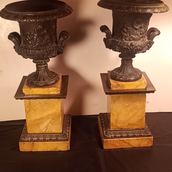 Mid-century Medici Marble Urn/ Vase - Gallery style Treasures. - Picture 2 of 2